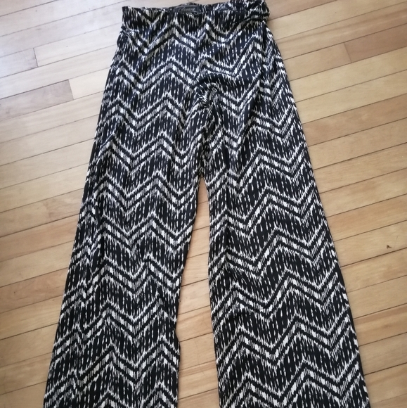 Pants - High-waisted Palazzo pants